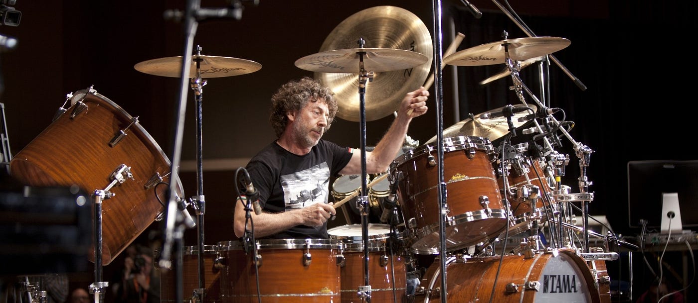 Simon Phillips durante una performance dal vivo